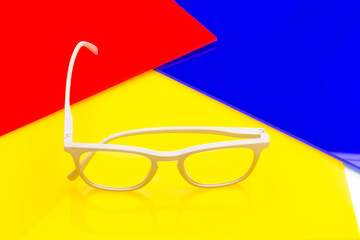 Gafas con lentes graduadas; lentes modernos de colores vivos