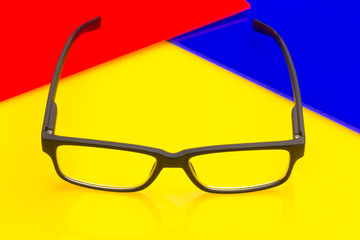 Gafas con lentes graduadas; lentes modernos de colores vivos