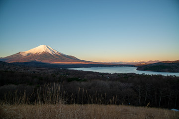 Obraz premium 朝焼けの富士山と山中湖 引き