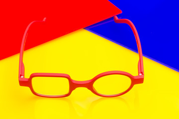 Gafas con lentes graduadas; lentes modernos de colores vivos