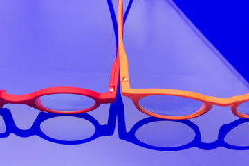 Gafas con lentes graduadas; lentes modernos de colores vivos