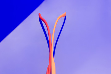 Gafas con lentes graduadas; lentes modernos de colores vivos