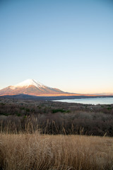 朝焼けの富士山と山中湖　縦構図