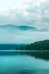 Fotobehang Turquoise Meer van Bohinj in mistige ochtend in augustus
