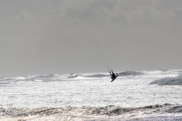 Silhouetten von Kite-Surfern am Strand von Barra in Portugal
