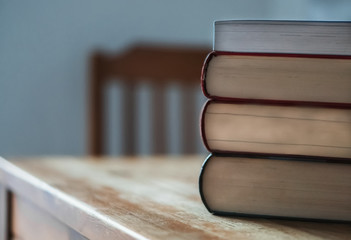 Bücher auf dem Tisch