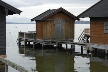 Bootshäuser am Starnberger See bei Tutzing in Bayern