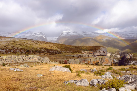 Spain, Pyrenees, Ordesa y Monte Perdido National Park, Canon de Anisclo with Sestrales Aloto and Bajo