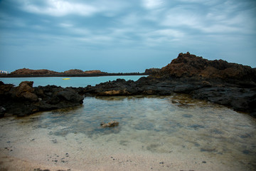 Paisaje con rocas en una isla con cielo nublado de invierno