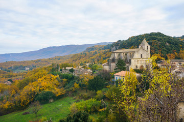 Fototapeta na wymiar Vue panoramique sur l'église et le village Saignon, Provence, Luberon, France. 