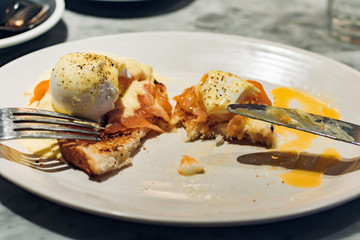 Poached eggs with smoked salmon on toast