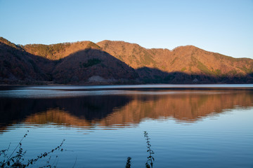 水面に写る山並み