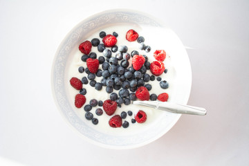 Gesundes Frühstück mit Obst und Joghurt