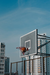 Obraz premium basketball hoop against blue sky