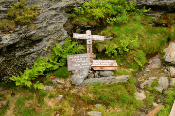 Broken trail sign seen along the SUnset Ridge Trail leading to Mt Mansfield, Underhill, Vermont