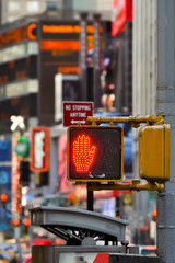 Ampel Verkehrszeichen New York Manhattan Halt Stop Times Square bunt Farben Ausgangssperre Shutdown...