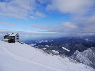 Fototapeta na wymiar Hochfelln, Deutschland: Der Gipfel ist über eine Seilbahn zu erreichen. Hier ist die Bergstation zu sehen.