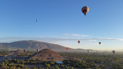 Fototapeta na wymiar Eduardo Mace - Teotihuacan Pyramids with Hot Air Ballons