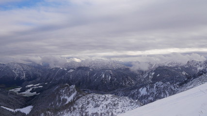 Fototapeta premium Hochfelln, Niemcy: Panorama ośrodka sportów zimowych Ruhpolding na tle Berchdesgadener Land (Alpy)