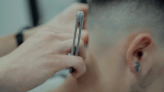 Cutting the outline of a haircut. Final haircut. 