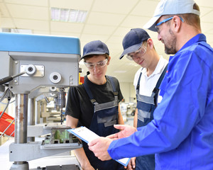 Berufsausbildung Technik und Handwerk - Lehrlinge und Ausbilder an einer Borhmaschine // Vocational...