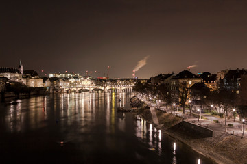 Der Basler Rhein bei Nacht
