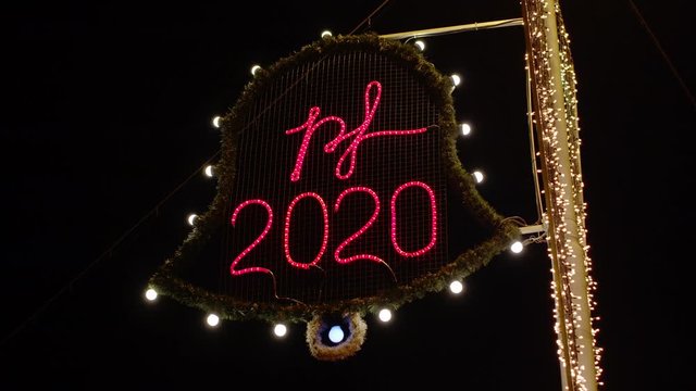 Pour feliciter 2020, christmas bell with lights outside