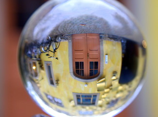 In einer Glaskugel gespiegelter Innenhof der Kunsthof-Passage