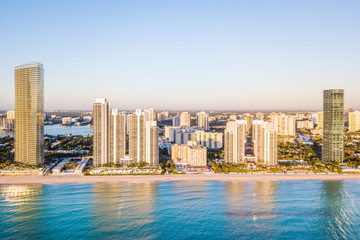Obraz premium Aerial panorama of skyline at waterfront of South Florida
