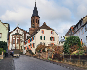Fototapeta na wymiar Evangelische Kirche Wiebelskirchen - Stadtteil von Neunkirchen