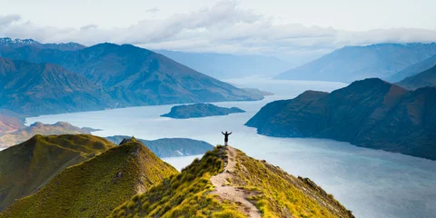 Poster Roys piek bergwandeling in Wanaka Nieuw-Zeeland. Populaire toeristische reisbestemming. Concept voor wandelen, reizen en avontuur. Nieuw-Zeeland landschap achtergrond. © Joshua