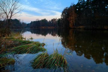 Fototapeta na wymiar A gloomy October morning,blue dawn on the river.