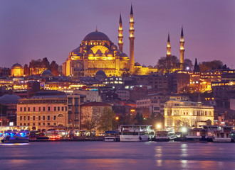 Obraz premium Nocny widok na Suleymaniye Cami, z mostu Galata w Stambule