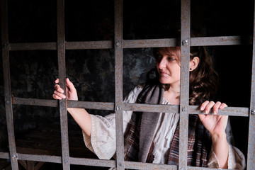 A female thief is caught in the old town and thrown behind the bars of a filthy prison cell