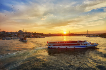 Fototapeta premium Cieśnina Bosfor z promami na zachód słońca w Stambule