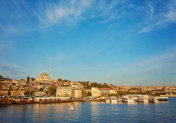 Obraz premium Istanbul cityscape with boats and Suleymaniye Mosque