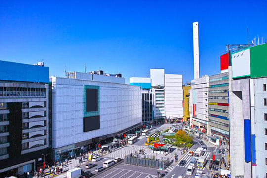 東京都豊島区の池袋駅東口の風景