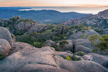 Obraz premium Looking down at lava boulders and mountain valley from mountain