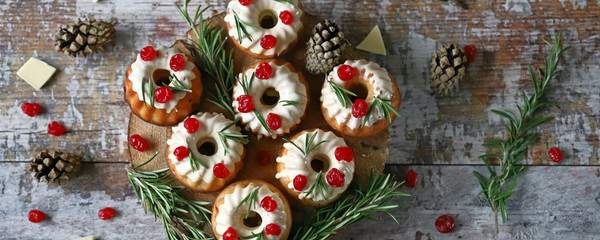 Fototapeta na wymiar Delicious and beautiful Christmas muffins in a Christmas decoration.