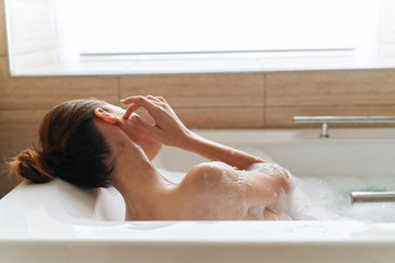 Obraz premium young woman relaxing in bubble bath