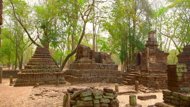4K video of Chedi Ched Thaeo temple in Si Satchanalai historical park, Thailand.