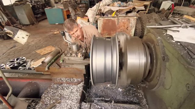 The Process Of Rotation Of The Alloy Wheel Rim