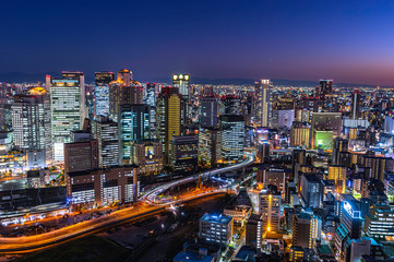 日本、ライトアップされた大阪の街の夜景