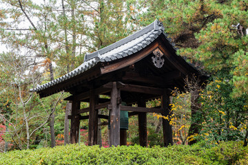 古いお寺の鐘楼