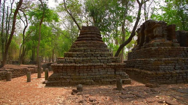 4K video of Chedi Ched Thaeo temple in Si Satchanalai historical park, Thailand.