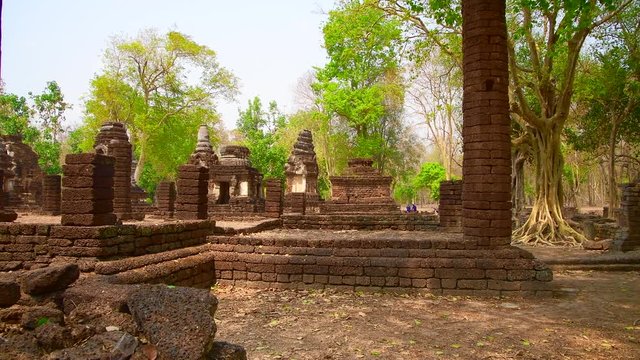 4K video of Chedi Ched Thaeo temple in Si Satchanalai historical park, Thailand.