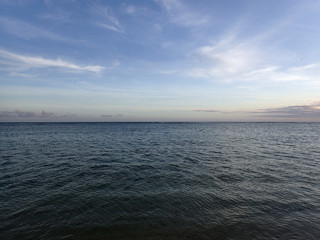 Obraz premium Shallow ocean waters of Kahala looking into ocean