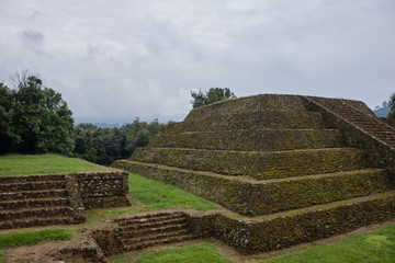 Piramide y estructuras zona arquologíca de Tingambato.