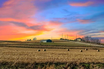 Dämmerungssonnenuntergang über einem goldenen Feld mitten in Iowa entlang der Route 80 in den USA. © S Quintans