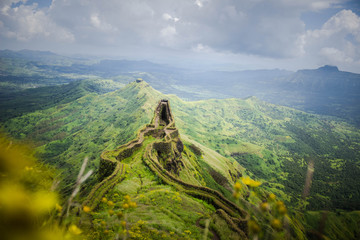 Le fort de torna au mileu des montagnes indiennes